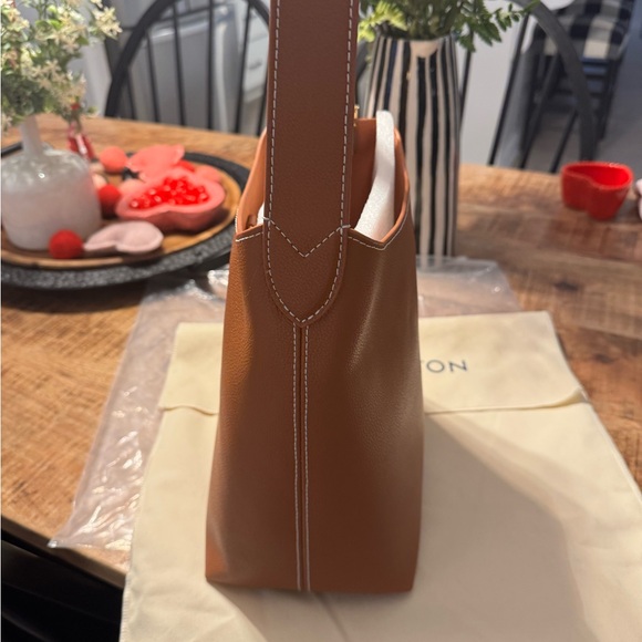 Elegant Brown Leather Shoulder Bag - Picture 7 of 12